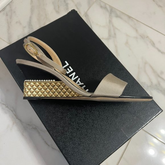 NIB - Gorgeous Chanel Pearl and Gold Wedges - Collector's Dream - Picture 2 of 8